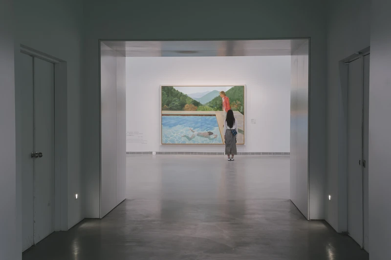 圖4_大衛.霍克尼〈藝術家肖像(泳池與兩個人像)〉,大型巨作高美館登場,曾創下在世藝術家拍賣最高價紀錄。圖片提供:高美館。 圖4_大衛.霍克尼〈藝術家肖像(泳池與兩個人像)〉,大型巨作高美館登場,曾創下在世藝術家拍賣最高價紀錄。圖片提供:高美館。