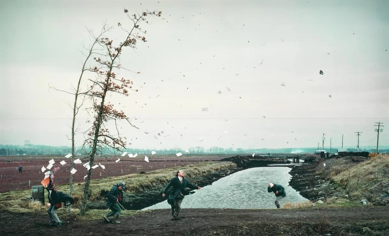 傑夫.沃爾〈突如其來的一陣風(借鑒鑑葛飾北齋)〉, © Jeff Wall。 傑夫.沃爾〈突如其來的一陣風(借鑒鑑葛飾北齋)〉, © Jeff Wall。