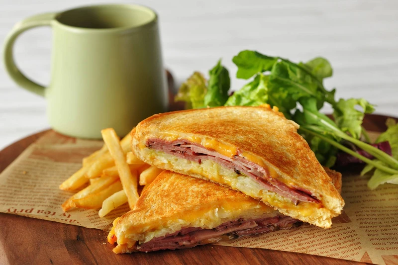 酒店提供清早及夜晚皆能用餐的餐飲服務。