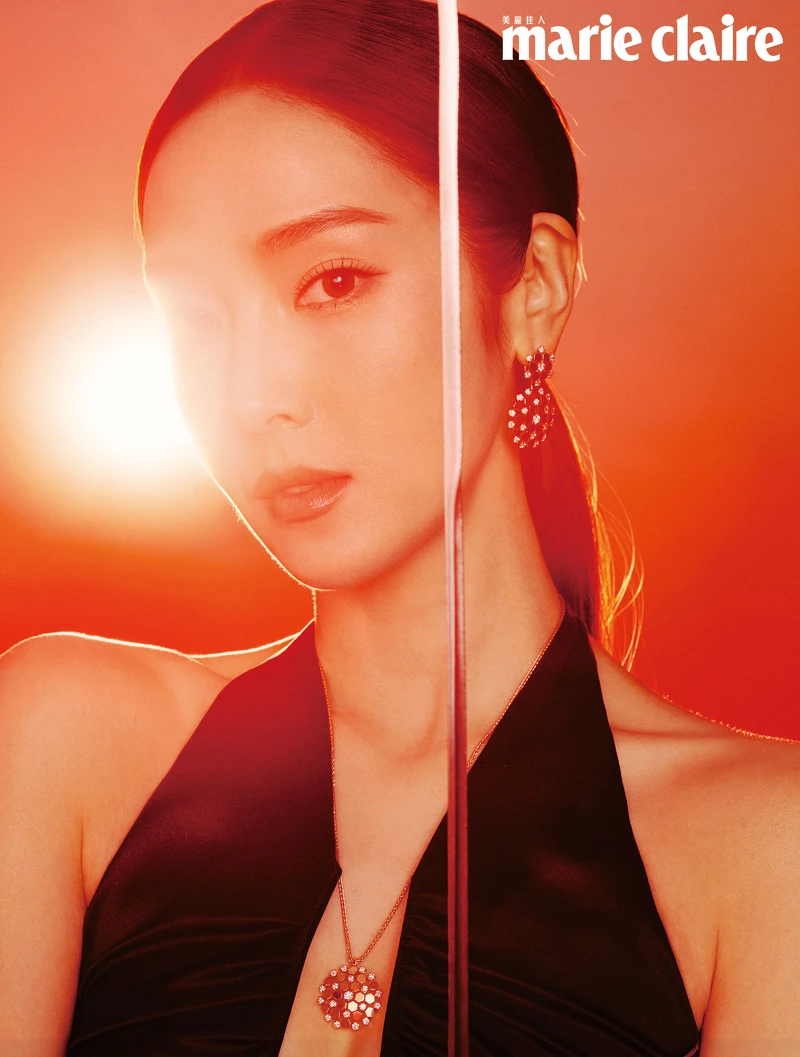 黑色絲質洋裝，Celine by Hedi Slimane。Bee My Love 18K玫瑰金鑲嵌明亮式切割鑽石項鏈、Bee My Love 18K玫瑰金鑲嵌明亮式切割鑽石耳環、Bee My Love 18K白金鑲嵌明亮式切割鑽石手環、Bee My Love 18K白金鑲嵌明亮式切割鑽石手環、Bee My Love 18K玫瑰金手環，all by Chaumet。