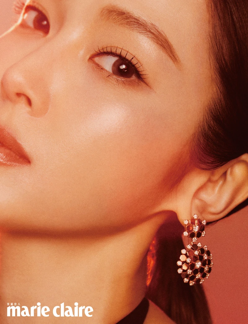 Bee My Love 18K玫瑰金鑲嵌明亮式切割鑽石耳環， Chaumet。