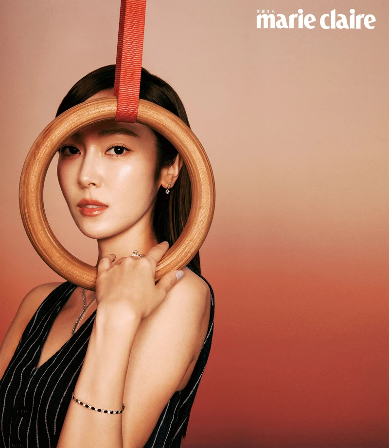 丹寧條紋背心，Polo Ralph Lauren。 Bee My Love 18K白金不對稱設計，鑲嵌明亮式切割鑽石項鏈、Bee My Love 18K白金鑲嵌2顆重0.5克拉的Taille Impératrice皇后式切割鑽石和明亮式切割鑽石耳環、Bee My Love 18K白金單鑽鑲嵌明亮式切割鑽石戒指、Bee My Love 18K白金鑲嵌明亮式切割鑽石手環，all by Chaumet。