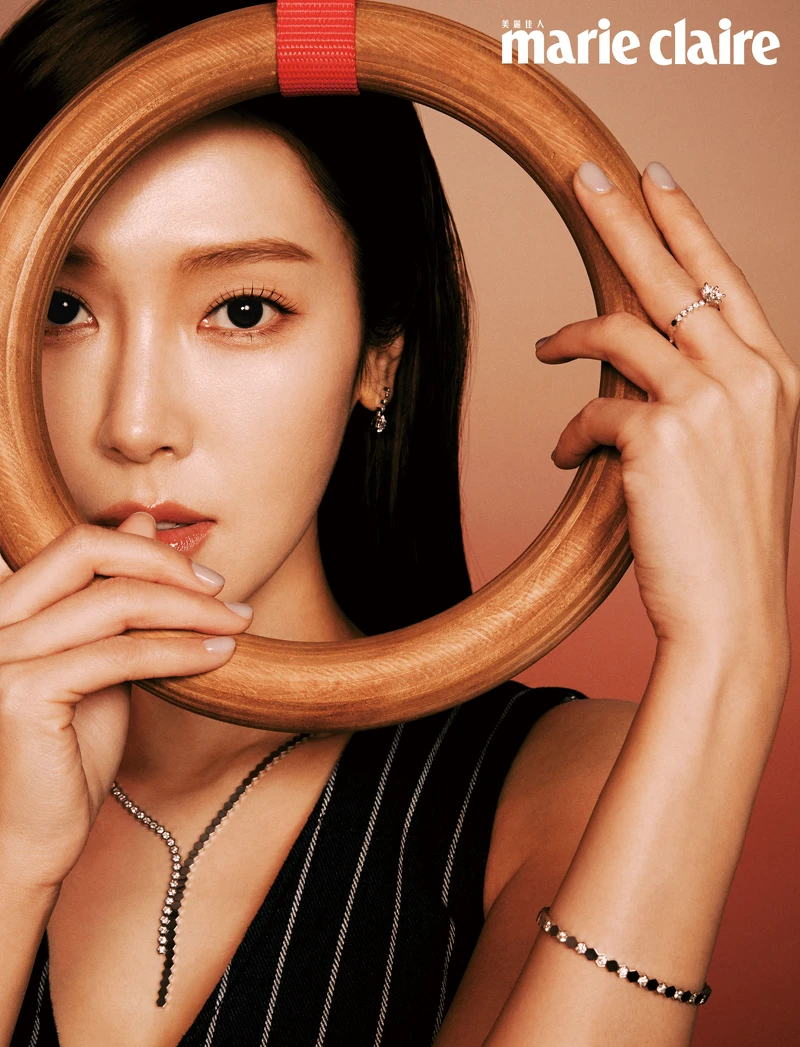 丹寧條紋背心，Polo Ralph Lauren。 Bee My Love 18K白金不對稱設計，鑲嵌明亮式切割鑽石項鏈、Bee My Love 18K白金鑲嵌2顆重0.5克拉的Taille Impératrice皇后式切割鑽石和明亮式切割鑽石耳環、Bee My Love 18K白金單鑽鑲嵌明亮式切割鑽石戒指、Bee My Love 18K白金鑲嵌明亮式切割鑽石手環，all by Chaumet。