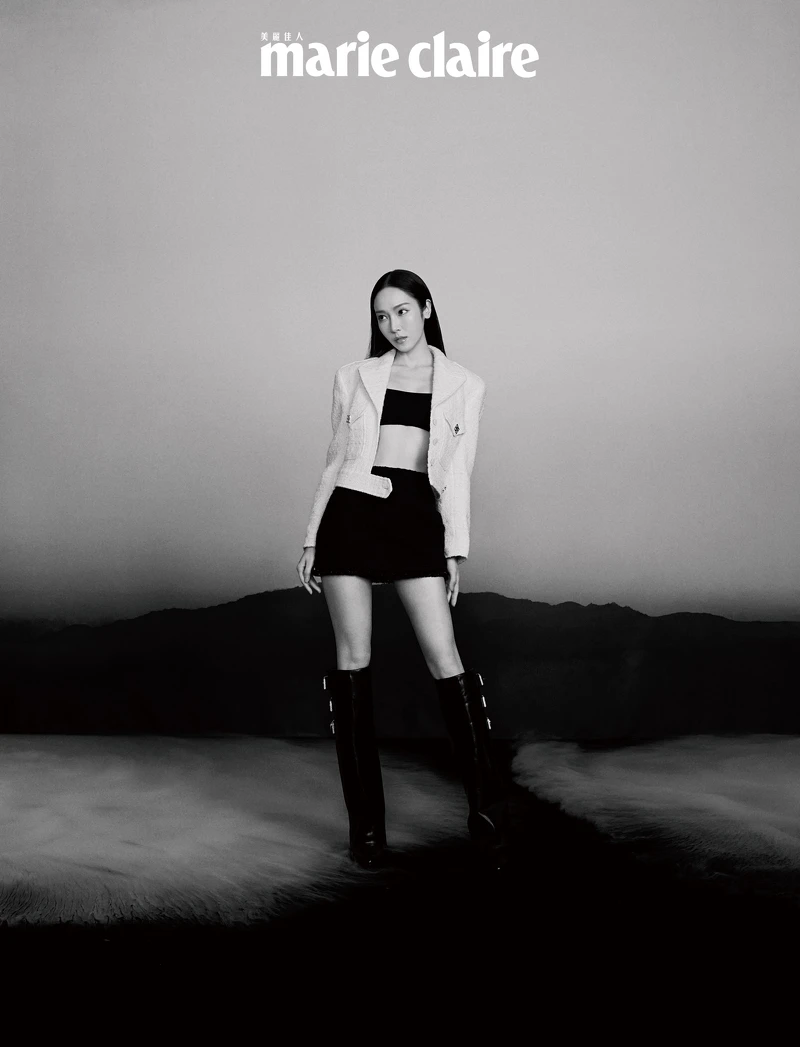 米白色短毛軟呢軍裝風外套、海軍藍短毛軟呢迷你裙、經典黑色小牛皮長靴，all by Givenchy。黑色短版平口背心，私人提供。