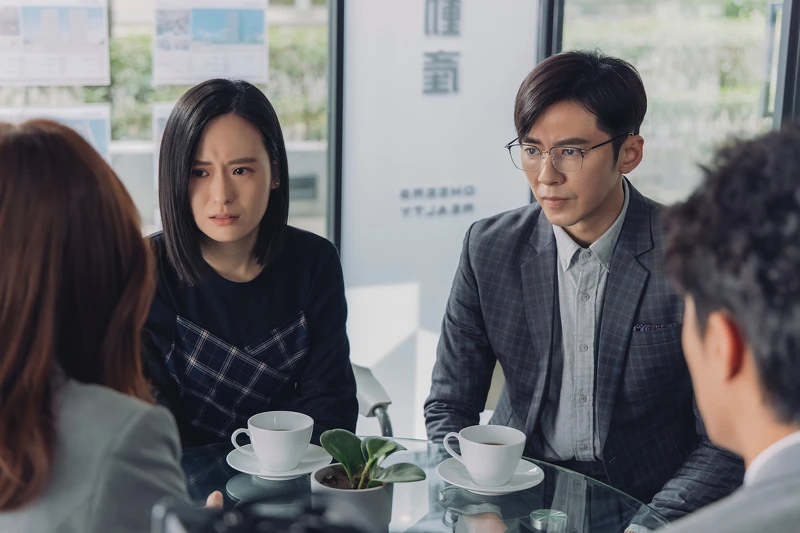 《幸福房屋事件簿》李國毅(右)飾演買到鬧鬼宅的屋主,讓他急於賣房搬離。 《幸福房屋事件簿》李國毅(右)飾演買到鬧鬼宅的屋主,讓他急於賣房搬離。