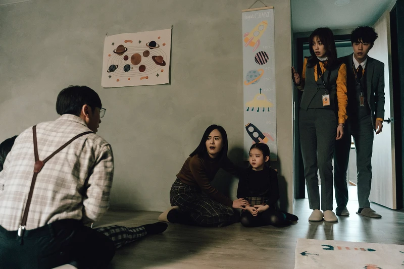 《幸福房屋事件簿》李國毅劇中買到鬧鬼宅,兒女還嚇到昏倒,專門處理凶宅的房仲搭檔陳庭妮(右二)、蔡凡熙(右)前來協助處理。 《幸福房屋事件簿》李國毅劇中買到鬧鬼宅,兒女還嚇到昏倒,專門處理凶宅的房仲搭檔陳庭妮(右二)、蔡凡熙(右)前來協助處理。