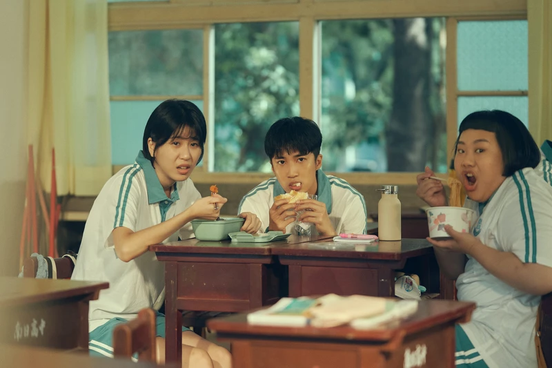 《夏日的檸檬草》婁峻碩（中）在電影中不計形象狼吞虎嚥