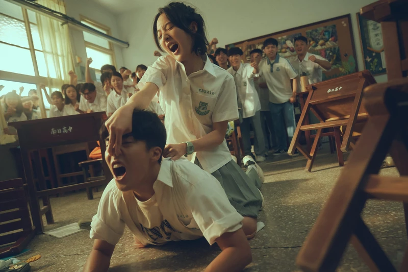 《夏日的檸檬草》李沐（右）與婁峻碩有場大打出手的動作戲碼，兩人即興演出「笑」果十足