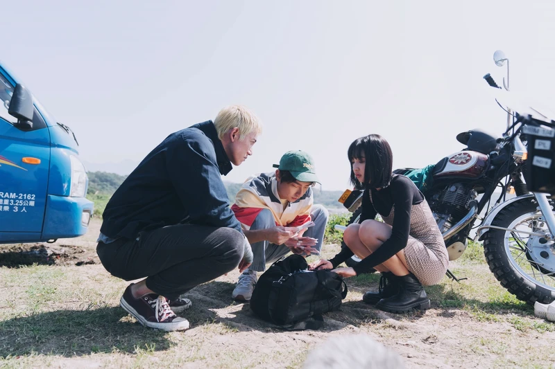 吳慷仁(左起)、林鶴軒、李沐在《塑膠花》一起計畫搶銀行卻被反將一軍