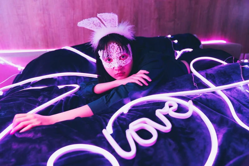 娜娜(李沐飾演)在網路上當起 ASMR 主播渴求愛。 娜娜(李沐飾演)在網路上當起 ASMR 主播渴求愛。