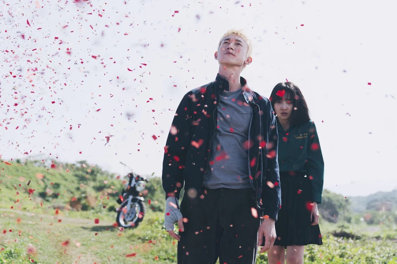 炸彈的碎片顯示著金勤(吳慷仁飾演)與娜娜之間的恐怖浪漫。 炸彈的碎片顯示著金勤(吳慷仁飾演)與娜娜之間的恐怖浪漫。