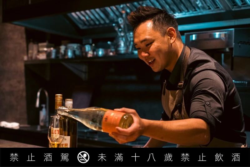 侍酒師 Aaron。 侍酒師 Aaron。