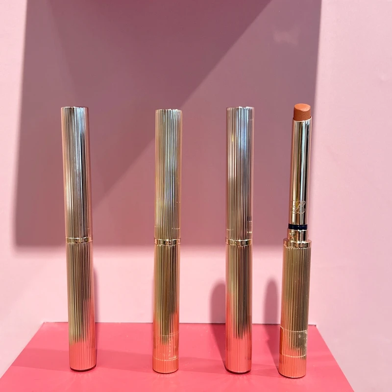 雅詩蘭黛耀眼出色細管唇膏-輕霧，一擦細緻絲緞飽和顯色。