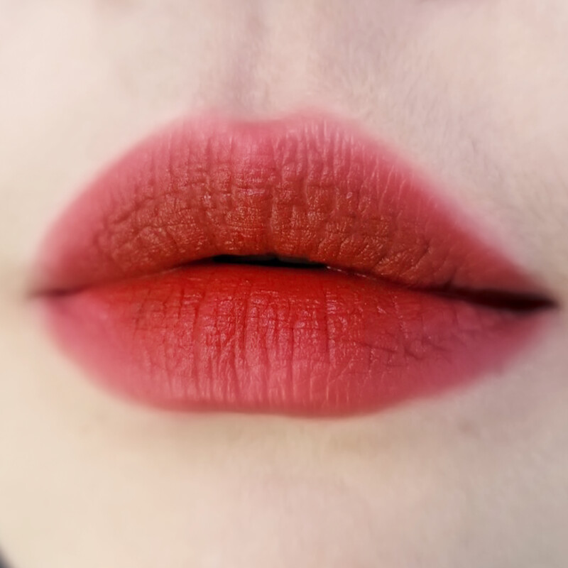 雅詩蘭黛耀眼出色細管唇膏#115濃情紅酒唇部試色圖。