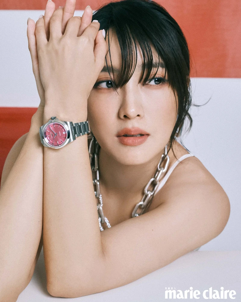 白色長洋裝,Michael Kors;CONQUEST系列腕錶,LONGINES;方框耳環、粗鏈條項鍊,all by AllSaint。 白色長洋裝,Michael Kors;CONQUEST系列腕錶,LONGINES;方框耳環、粗鏈條項鍊,all by AllSaint。