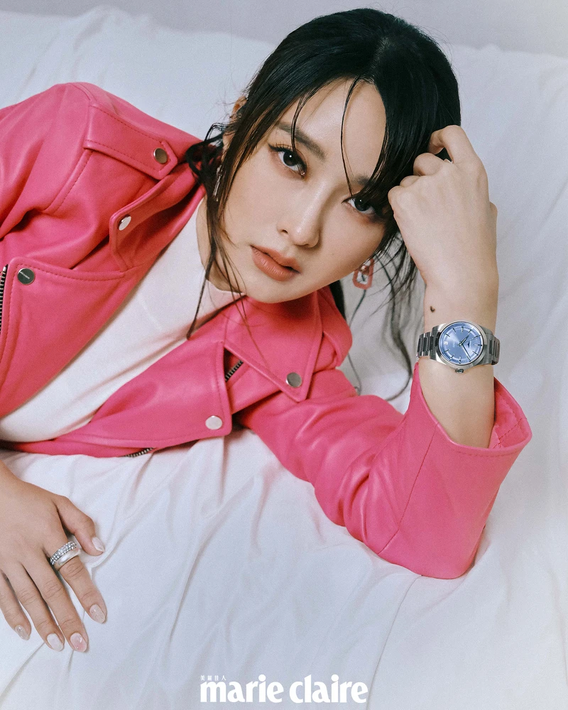 CONQUEST系列腕錶,LONGINES;桃紅皮衣、方框耳環、銀圈戒指、水鑽戒指,all by AllSaint。 CONQUEST系列腕錶,LONGINES;桃紅皮衣、方框耳環、銀圈戒指、水鑽戒指,all by AllSaint。