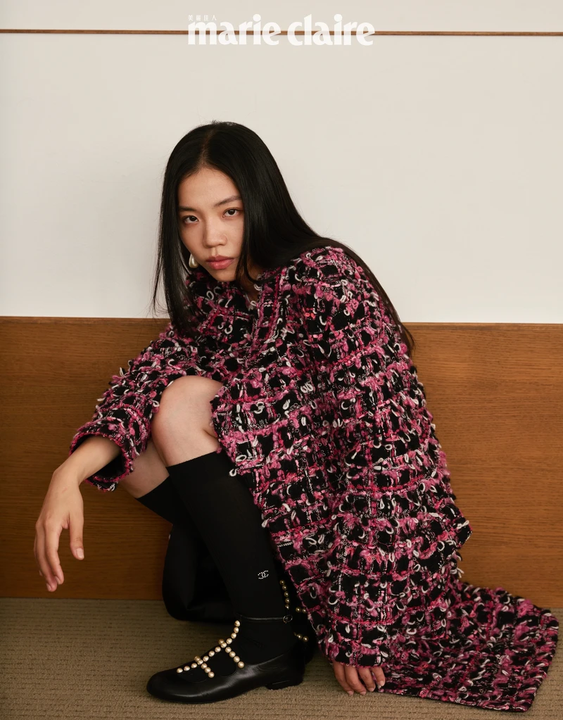 粉色毛呢大衣、粉色毛呢短裙、白色短Tee、黑色長襪、黑色珍珠鏈條瑪莉珍鞋、珍珠項鍊、珍珠耳環,all by CHANEL。 粉色毛呢大衣、粉色毛呢短裙、白色短Tee、黑色長襪、黑色珍珠鏈條瑪莉珍鞋、珍珠項鍊、珍珠耳環,all by CHANEL。