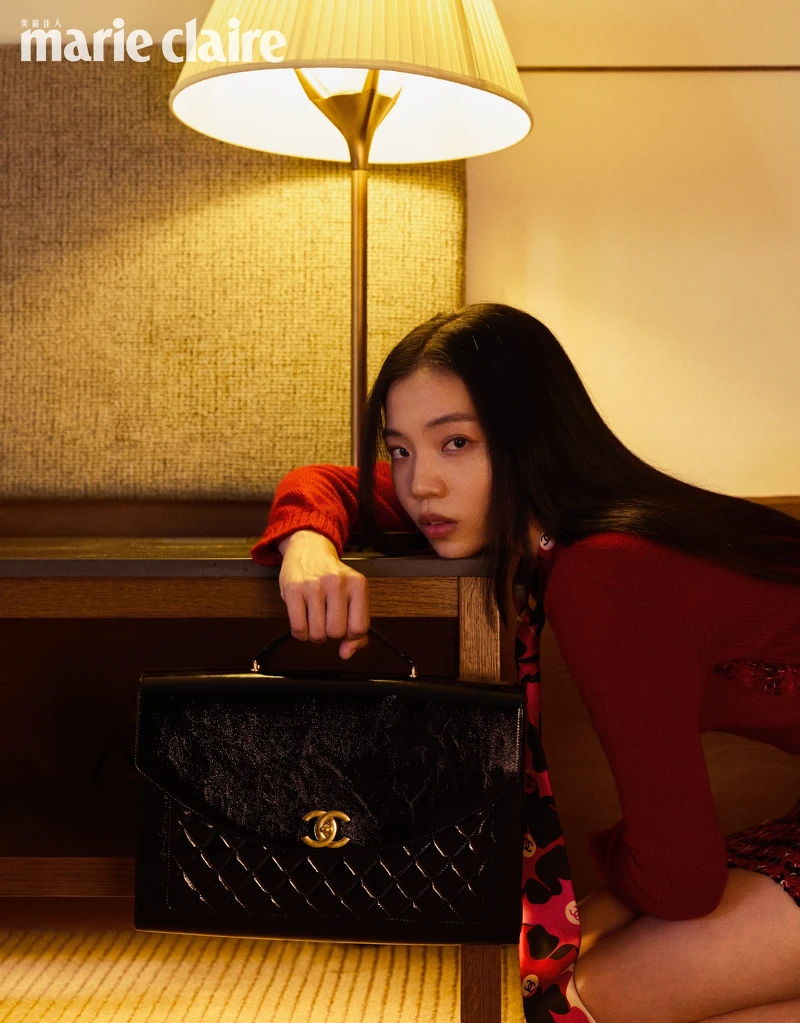 紅色針織衫、紅色格紋毛呢短裙、印花領帶、黑色手提公事包,all by CHANEL。 紅色針織衫、紅色格紋毛呢短裙、印花領帶、黑色手提公事包,all by CHANEL。