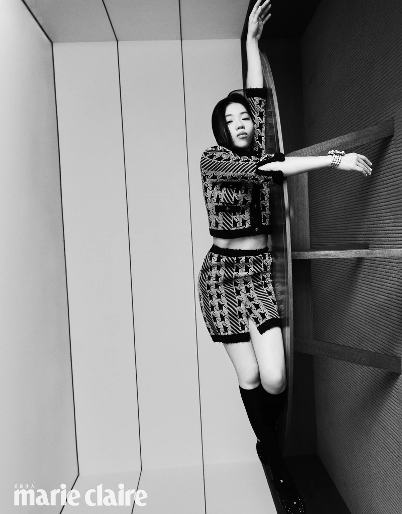 綠色千鳥格紋針織衫、綠色千鳥格紋短裙、綠色花朵手環、黑色長襪、黑色蝴蝶結瑪莉珍鞋,all by CHANEL。 綠色千鳥格紋針織衫、綠色千鳥格紋短裙、綠色花朵手環、黑色長襪、黑色蝴蝶結瑪莉珍鞋,all by CHANEL。