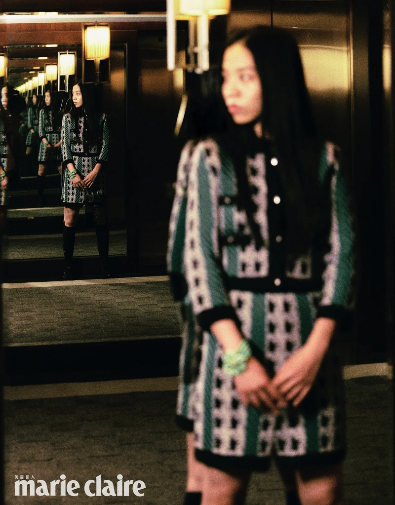 綠色千鳥格紋針織衫、綠色千鳥格紋短裙、綠色花朵手環、黑色長襪、黑色蝴蝶結瑪莉珍鞋,all by CHANEL。 綠色千鳥格紋針織衫、綠色千鳥格紋短裙、綠色花朵手環、黑色長襪、黑色蝴蝶結瑪莉珍鞋,all by CHANEL。