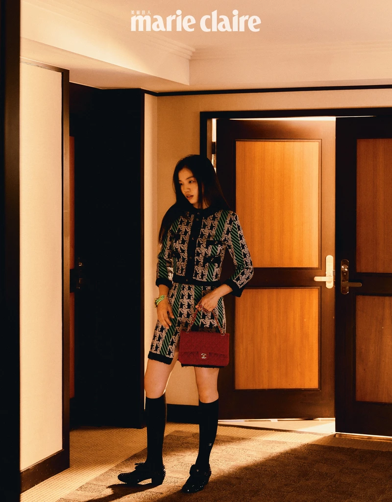 綠色千鳥格紋針織衫、綠色千鳥格紋短裙、綠色花朵手環、黑色長襪、黑色蝴蝶結瑪莉珍鞋、紅色斜紋軟呢肩背包,all by CHANEL。 綠色千鳥格紋針織衫、綠色千鳥格紋短裙、綠色花朵手環、黑色長襪、黑色蝴蝶結瑪莉珍鞋、紅色斜紋軟呢肩背包,all by CHANEL。