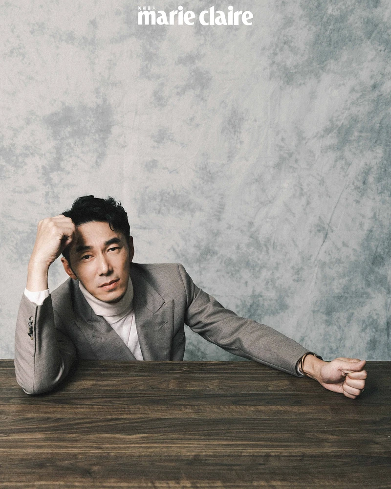 粉色羊毛高領毛衣、卡其色雙排扣西裝外套，both by Loro piana；Possession系列18K玫瑰金宮廷式雕刻飾紋鑽石項鍊、18K白金宮廷式雕刻飾紋鑽石手鐲，both by Piaget。