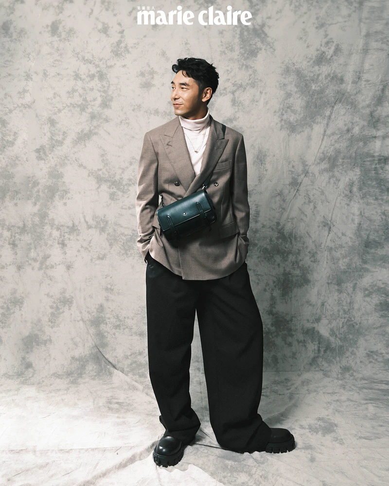 粉色羊毛高領毛衣、卡其色雙排扣西裝外套，both by Loro piana；黑色西裝長褲、黑色皮鞋，both by Versace；萬寶龍大師傑作系列信差包，Montblanc；Possession系列18K玫瑰金宮廷式雕刻飾紋鑽石項鍊、18K白金宮廷式雕刻飾紋鑽石手鐲，both by Piaget。