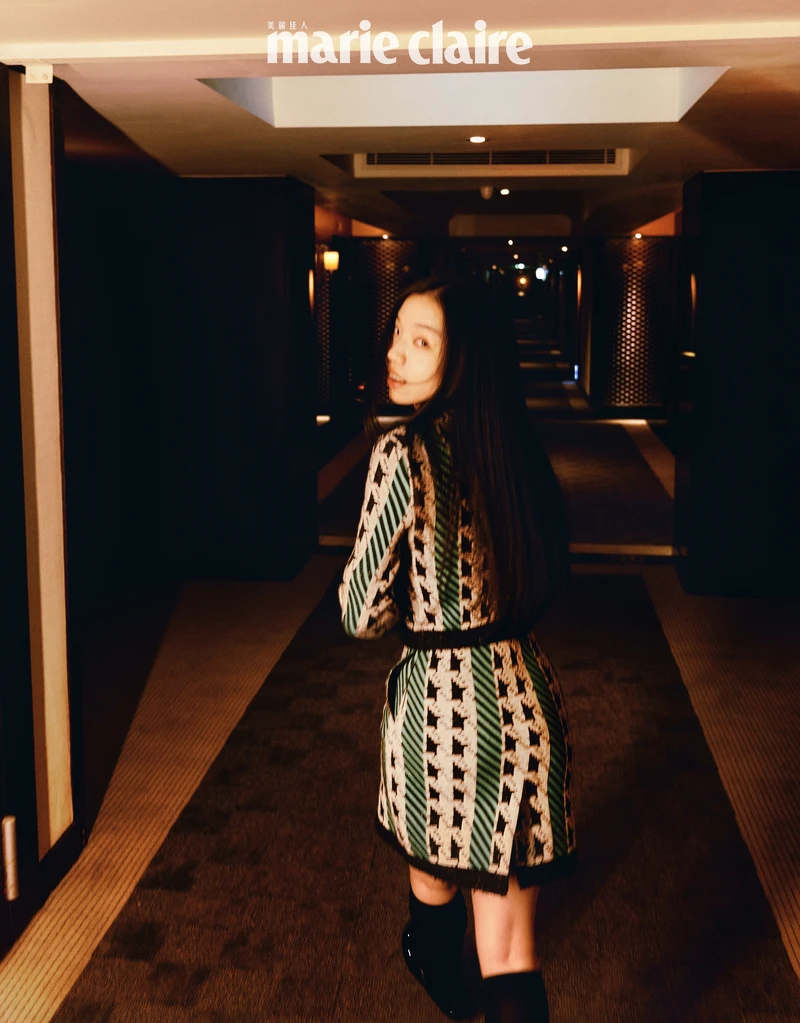 綠色千鳥格紋針織衫、綠色千鳥格紋短裙、黑色長襪、黑色蝴蝶結瑪莉珍鞋,all by CHANEL。 綠色千鳥格紋針織衫、綠色千鳥格紋短裙、黑色長襪、黑色蝴蝶結瑪莉珍鞋,all by CHANEL。