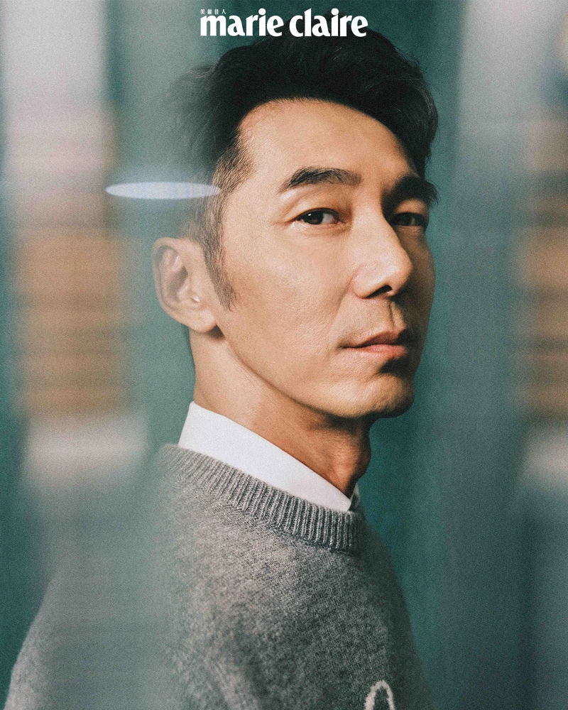 灰色毛衣、白襯衫，both by Gucci。