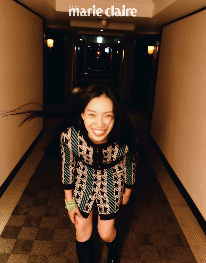 綠色千鳥格紋針織衫、綠色千鳥格紋短裙、綠色花朵手環、黑色長襪、黑色蝴蝶結瑪莉珍鞋,all by CHANEL。 綠色千鳥格紋針織衫、綠色千鳥格紋短裙、綠色花朵手環、黑色長襪、黑色蝴蝶結瑪莉珍鞋,all by CHANEL。