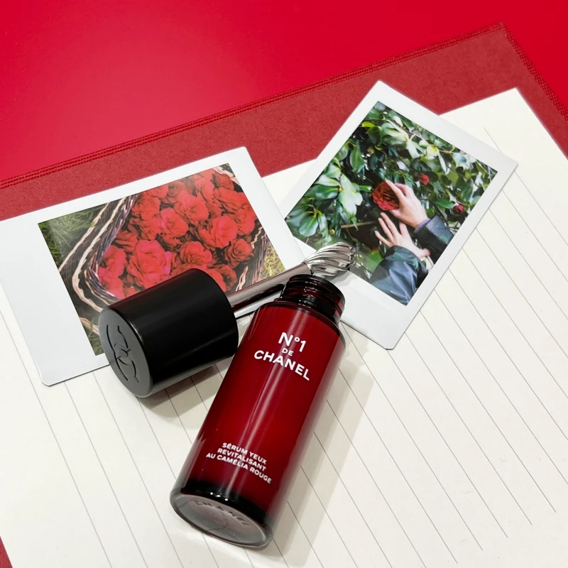 香奈兒1號紅色山茶花活能亮眼萃的按摩滾珠設計很特別。