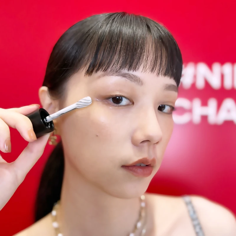 香奈兒1號紅色山茶花活能亮眼萃使用示意。