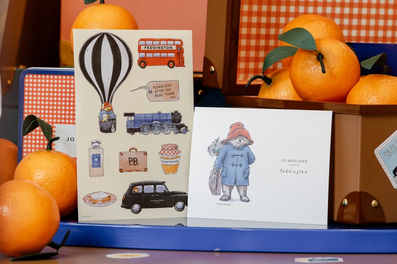 Jo Malone London限量柏靈頓熊貼紙、明信片。