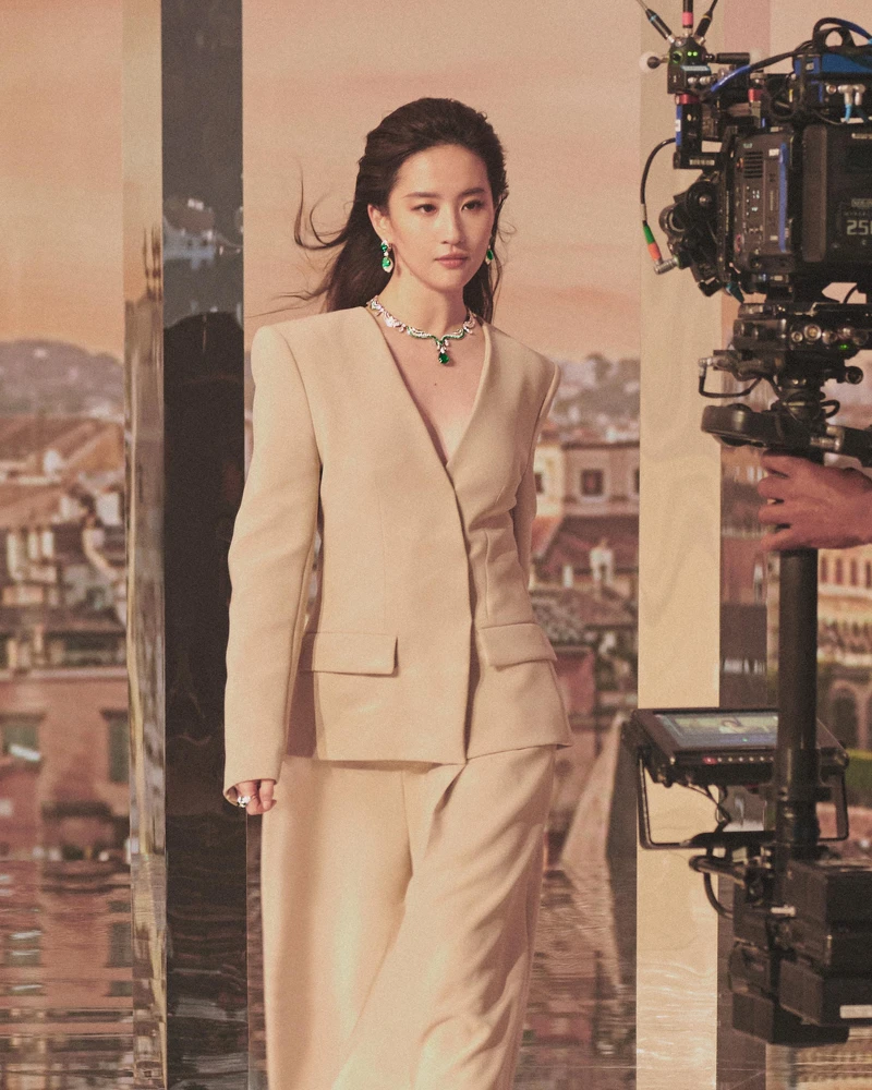 寶格麗全球品牌代言人劉亦菲演繹最新品牌形象廣告ETERNALLY REBORN_名人幕後照