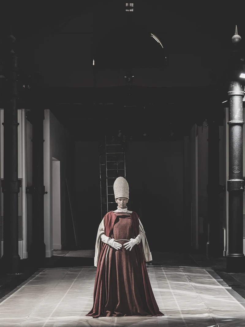 配戴頭飾及穿著電影《馬太福音》中角色希律底服裝的蒂妲史雲頓;攝影Ruediger Glatz 配戴頭飾及穿著電影《馬太福音》中角色希律底服裝的蒂妲史雲頓;攝影Ruediger Glatz