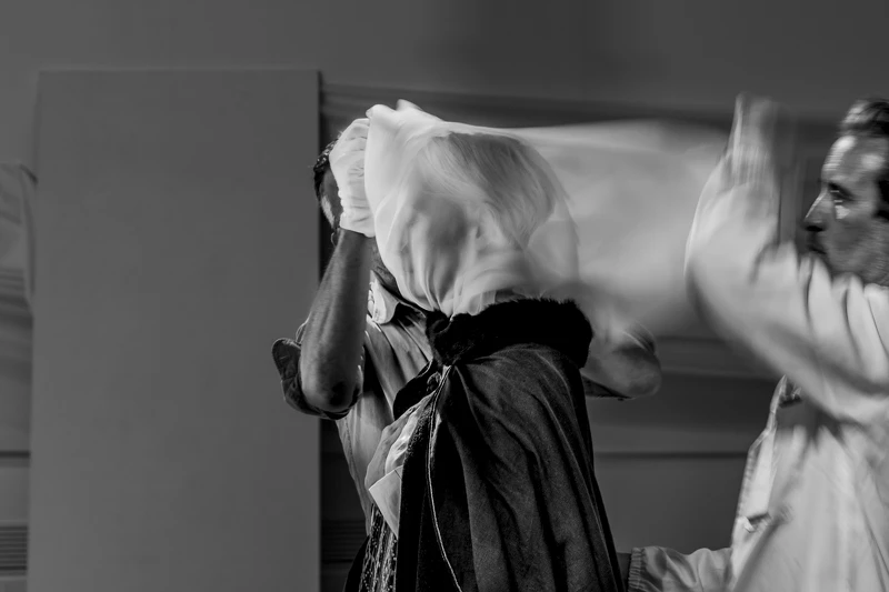 奧利維耶薩亞正在協助蒂妲史雲頓正在著裝電影《馬太福音》中大希律王的角色服裝;攝影Ruediger Glatz 奧利維耶薩亞正在協助蒂妲史雲頓正在著裝電影《馬太福音》中大希律王的角色服裝;攝影Ruediger Glatz