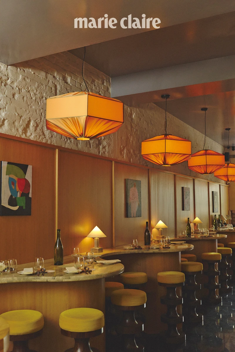 一樓空間除了有開放式廚房，還有波浪般的流動線條打造而成的座位區，七點過後當客人湧入，弛放歡愉的氛圍宛如來到紐約或是東京的時髦 Bistro。