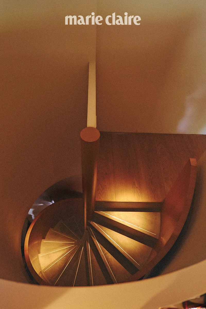 The Flow 空間由精通傳統與現代語彙的「Ecru Studio」設計打造，「流動的線條」貫穿空間，而，一樓通往二樓的旋轉樓梯同樣也呼應了此元素。