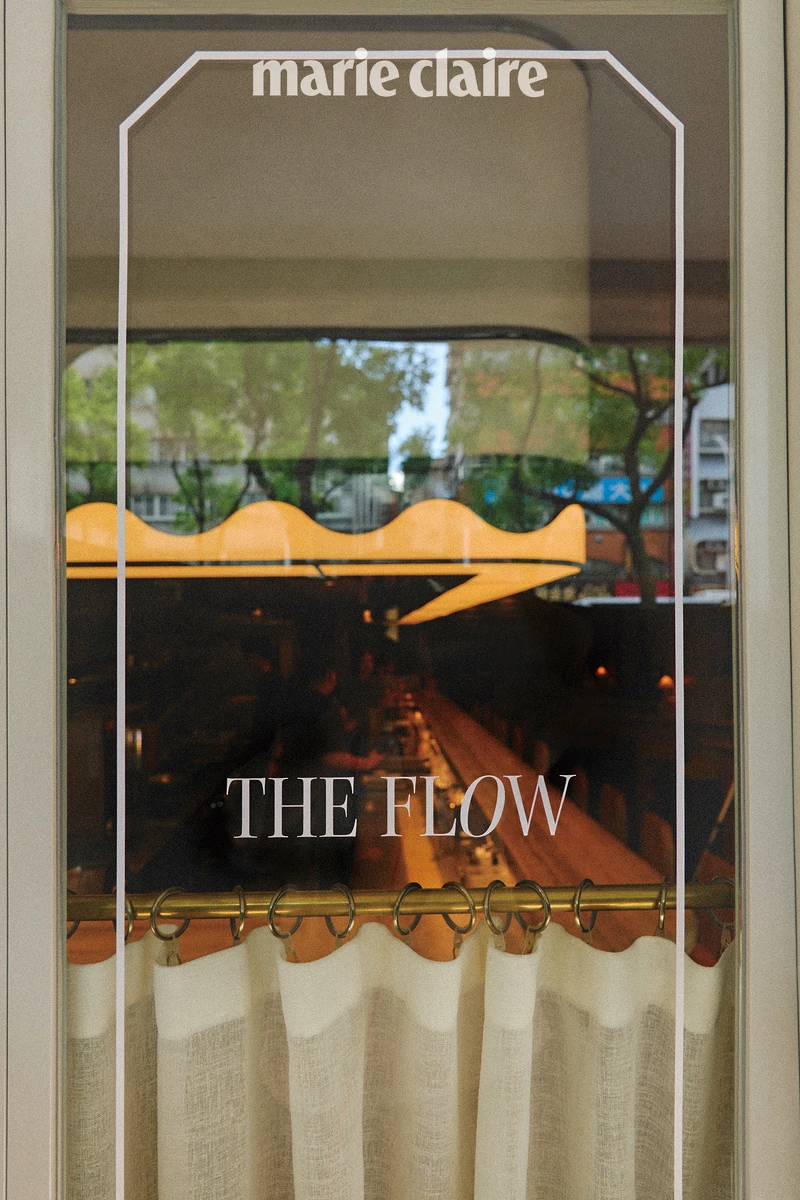 座落在中山北路的大門入口，每到傍晚就閃起曖昧的光線，加上湧入的人群，讓人誤以為身在紐約的小餐館。