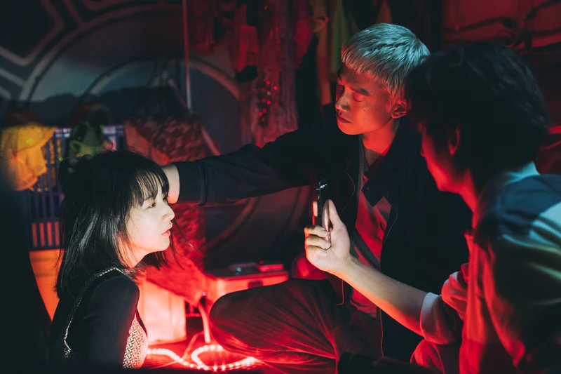 吳慷仁在《塑膠花》中綁架李沐，硬扯她頭髮強迫錄製影片。