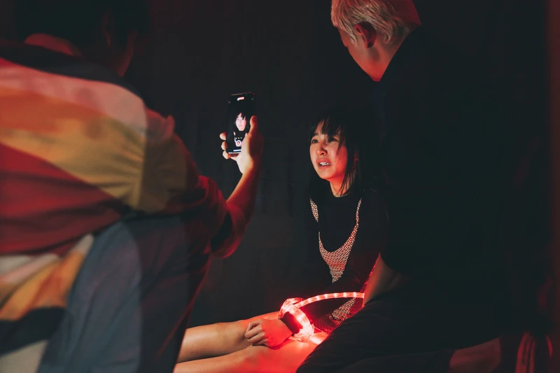 李沐在《塑膠花》遭吳慷仁連賞巴掌，哭著錄製影片。