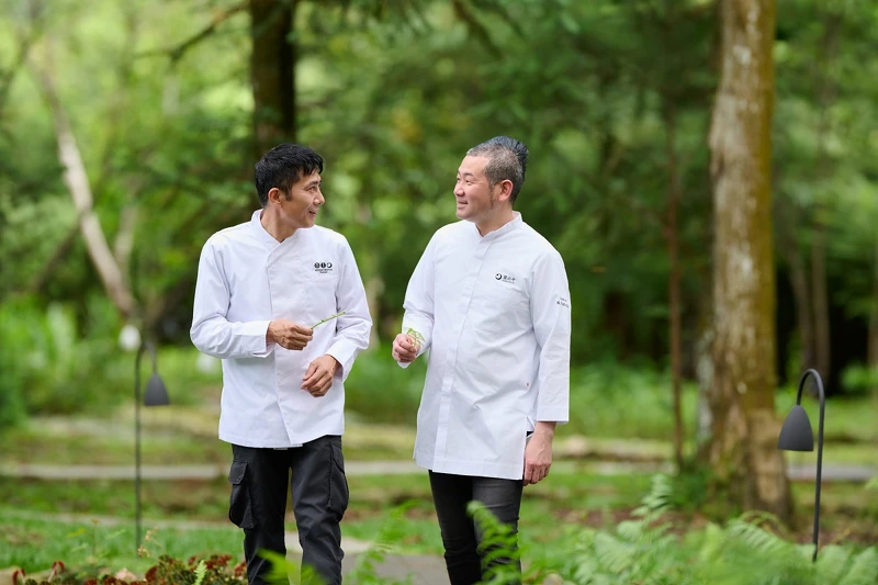 五週年紀念晚宴，由虹夕諾雅品牌顧問料理長浜田統之（Noriyuki Hamada）與虹夕諾雅 谷關料理長加川仁（Hitoshi Kagawa）共同設計菜單。