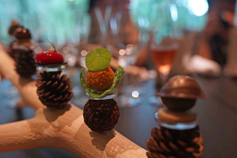 前菜以日本傳統飲食的五味：酸、鹹、辣、苦、甜分別展現。