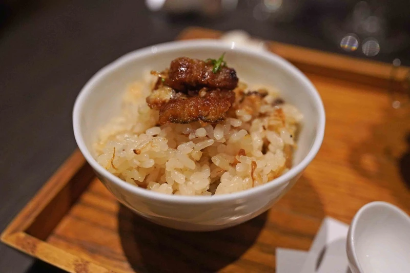 釜飯為鰻魚、藜麥的組合。