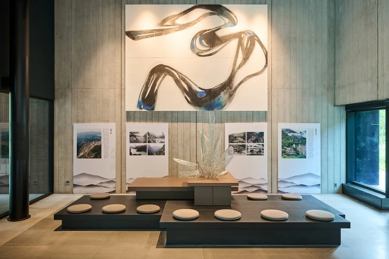 位於大廳的「彼時此刻．共舞」照片展。