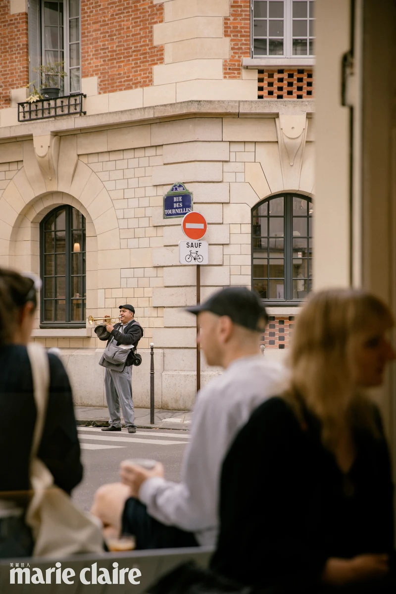 咖啡廳外巴黎街頭上的小號手