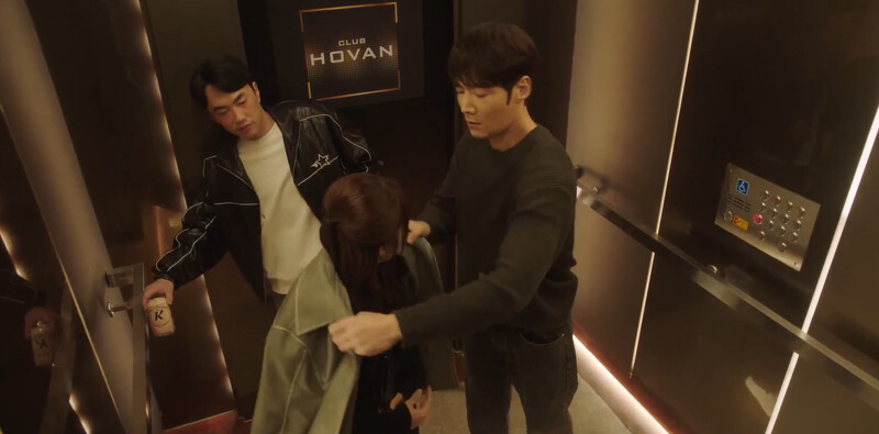 桂志雄(右)把外套披在李微進肩上,防後面色狼看香肩 桂志雄(右)把外套披在李微進肩上,防後面色狼看香肩