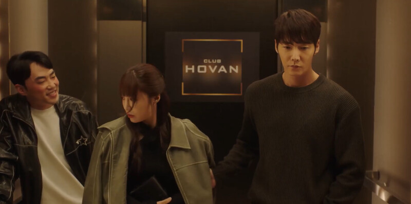 桂志雄(右)再把李微進拉到身邊躲色狼,細膩的動作好心動! 桂志雄(右)再把李微進拉到身邊躲色狼,細膩的動作好心動!