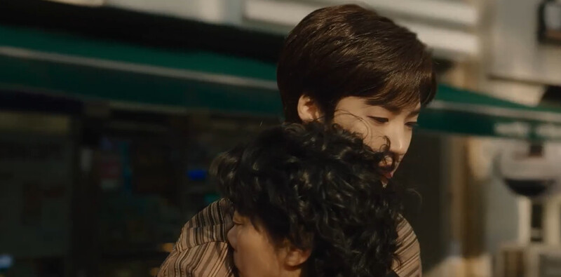 高原一點也不怕林順會變身,抱住她當作掩護 高原一點也不怕林順會變身,抱住她當作掩護