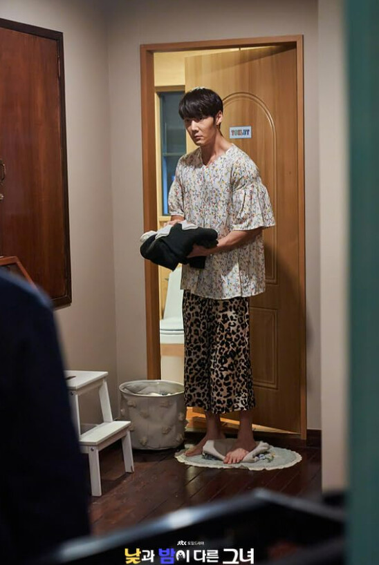 桂志雄下半身著豹紋寬褲,肯定是所有韓劇裡,男主穿搭農村時尚最猛的一位! 桂志雄下半身著豹紋寬褲,肯定是所有韓劇裡,男主穿搭農村時尚最猛的一位!